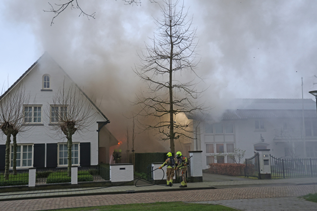 Garage gaat in vlammen op aan de Van Brederodelaan Waalwijk