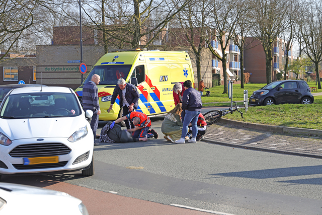 Auto komt in botsing met fietser aan de Burg. Smeelelaan Waalwijk