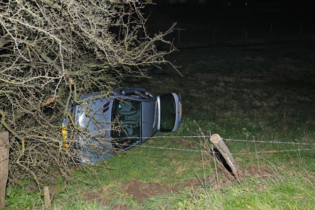 Bestuurder rijdt met auto van talud aan de Valkenvoortweg Waalwijk