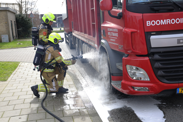 Vastgelopen remmen zorgen voor brand in vrachtwagen aan de Prof. van ’t Hoffweg Waalwijk