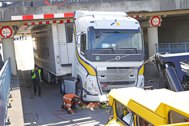 Vrachtwagen staat muurvast onder berucht viaduct aan de Hertog Janstraat Waalwijk