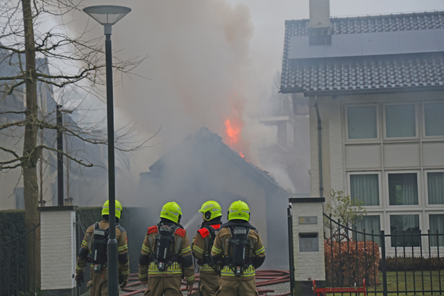 Garage gaat in vlammen op aan de Van Brederodelaan Waalwijk