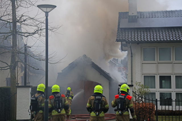 Garage gaat in vlammen op aan de Van Brederodelaan Waalwijk
