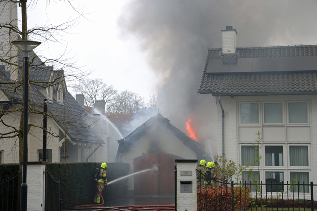 Garage gaat in vlammen op aan de Van Brederodelaan Waalwijk