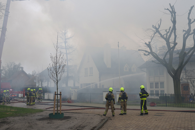 Garage gaat in vlammen op aan de Van Brederodelaan Waalwijk