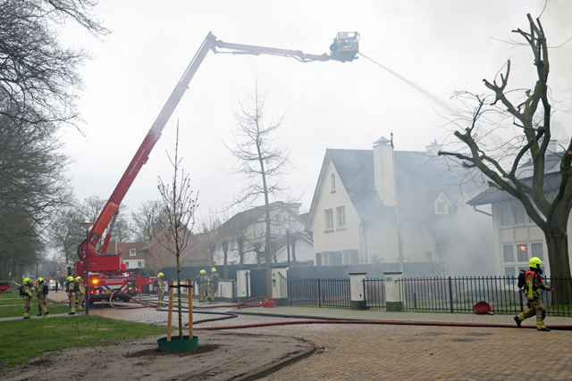 Garage gaat in vlammen op aan de Van Brederodelaan Waalwijk