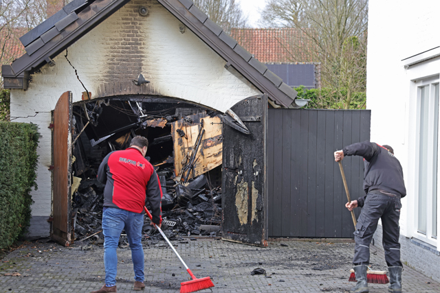 Garage gaat in vlammen op aan de Van Brederodelaan Waalwijk