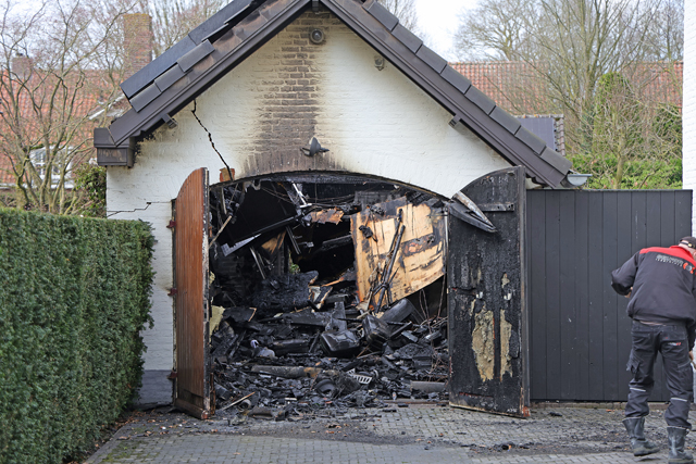 Garage gaat in vlammen op aan de Van Brederodelaan Waalwijk