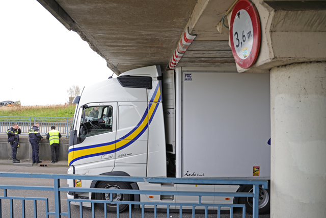 Vrachtwagen staat muurvast onder berucht viaduct aan de Hertog Janstraat Waalwijk