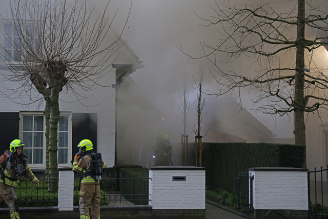 Garage gaat in vlammen op aan de Van Brederodelaan Waalwijk