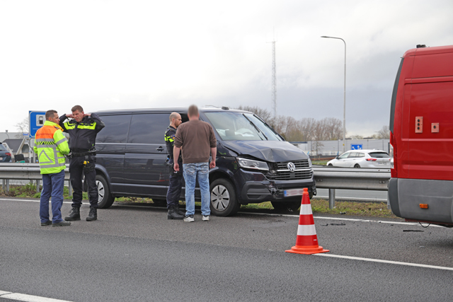 Botsing tussen drie voertuigen op de A59 (Maasroute) Waalwijk