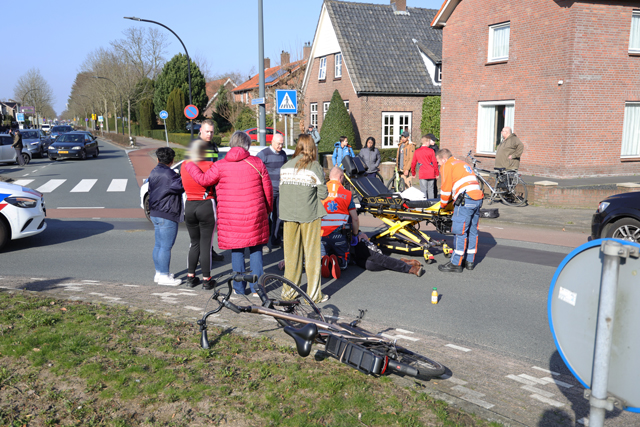 Auto komt in botsing met fietser aan de Burg. Smeelelaan Waalwijk