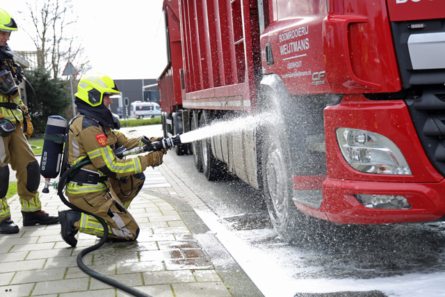 Vastgelopen remmen zorgen voor brand in vrachtwagen aan de Prof. van ’t Hoffweg Waalwijk