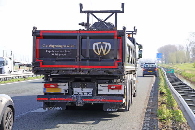 Botsing tussen auto en vrachtwagen op de A59 (Maasroute) Waalwijk