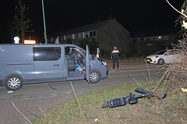 Fietser belandt op voorruit van auto bij aanrijding aan de Bachlaan Waalwijk