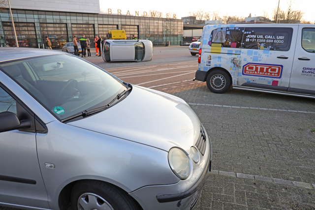 Auto belandt op zijn kant bij aanrijding aan de Taxandriaweg Waalwijk