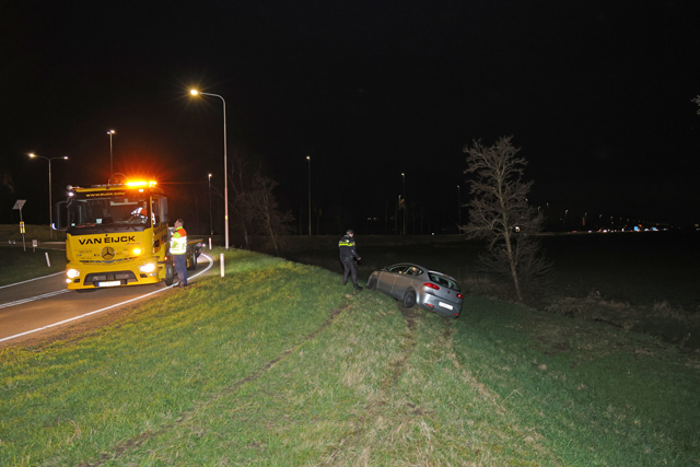 Dronken bestuurder verliest de macht over het stuur bij Waalwijk-Oost