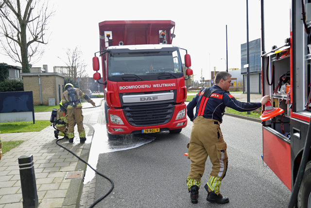 Vastgelopen remmen zorgen voor brand in vrachtwagen aan de Prof. van ’t Hoffweg Waalwijk