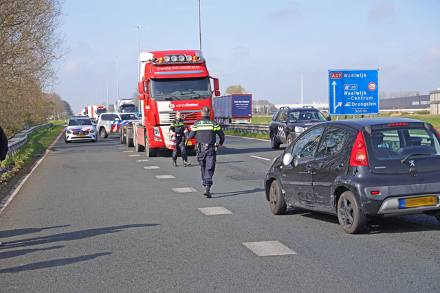Botsing tussen auto en vrachtwagen op de A59 (Maasroute) Waalwijk
