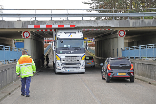 Vrachtwagen staat muurvast onder berucht viaduct aan de Hertog Janstraat Waalwijk