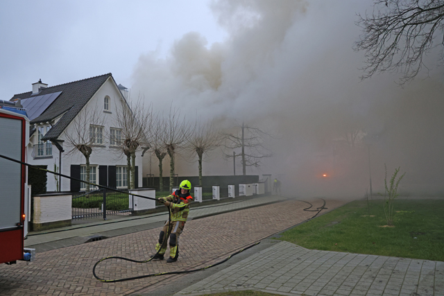 Garage gaat in vlammen op aan de Van Brederodelaan Waalwijk