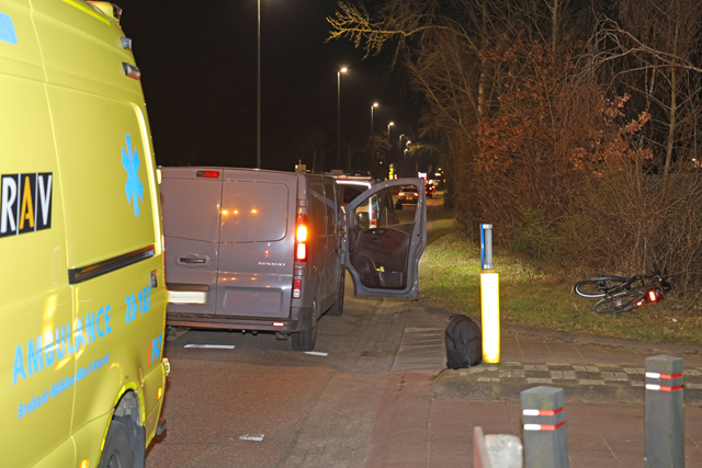 Fietser belandt op voorruit van auto bij aanrijding aan de Bachlaan Waalwijk