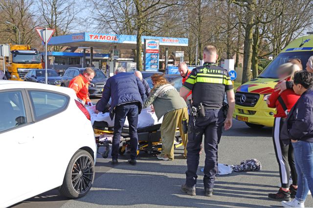 Auto komt in botsing met fietser aan de Burg. Smeelelaan Waalwijk