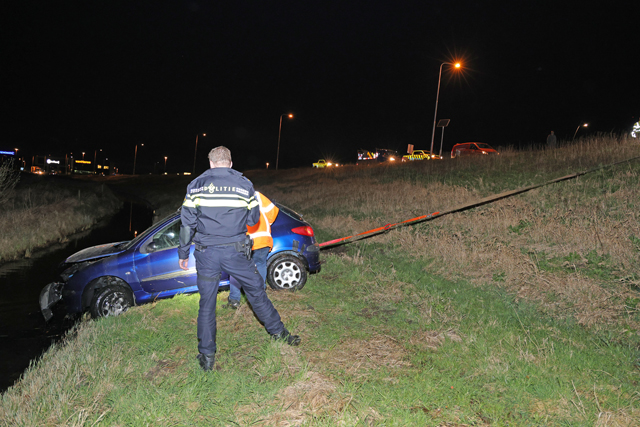 Bestuurder verliest de macht over het stuur op de Midden-Brabantweg Waalwijk
