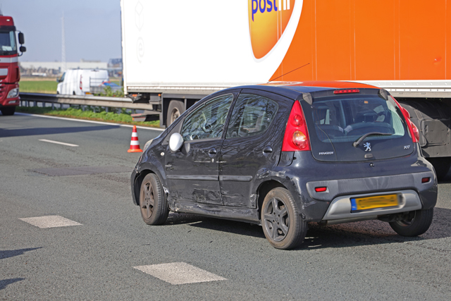 Botsing tussen auto en vrachtwagen op de A59 (Maasroute) Waalwijk