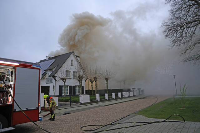 Garage gaat in vlammen op aan de Van Brederodelaan Waalwijk