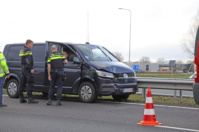 Botsing tussen drie voertuigen op de A59 (Maasroute) Waalwijk