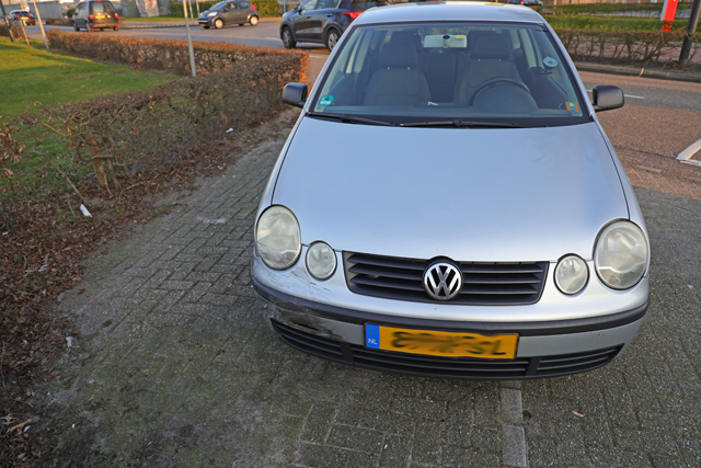 Auto belandt op zijn kant bij aanrijding aan de Taxandriaweg Waalwijk