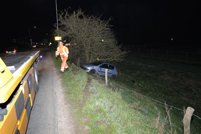 Bestuurder rijdt met auto van talud aan de Valkenvoortweg Waalwijk