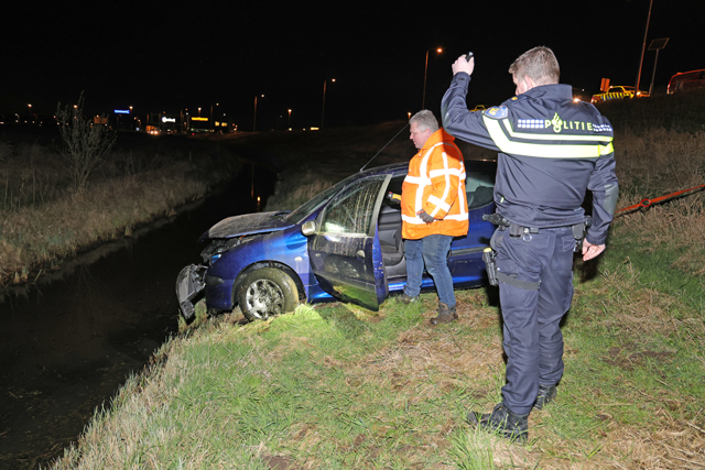 Bestuurder verliest de macht over het stuur op de Midden-Brabantweg Waalwijk