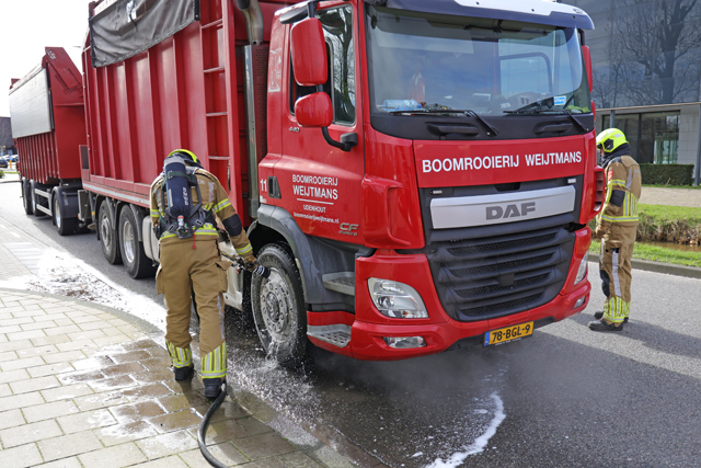 Vastgelopen remmen zorgen voor brand in vrachtwagen aan de Prof. van ’t Hoffweg Waalwijk