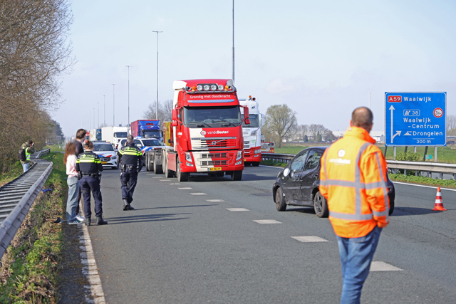Botsing tussen auto en vrachtwagen op de A59 (Maasroute) Waalwijk