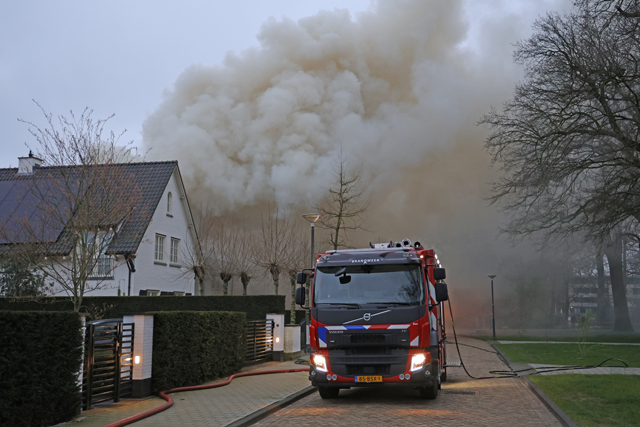Garage gaat in vlammen op aan de Van Brederodelaan Waalwijk