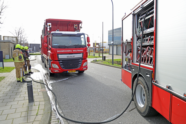Vastgelopen remmen zorgen voor brand in vrachtwagen aan de Prof. van ’t Hoffweg Waalwijk