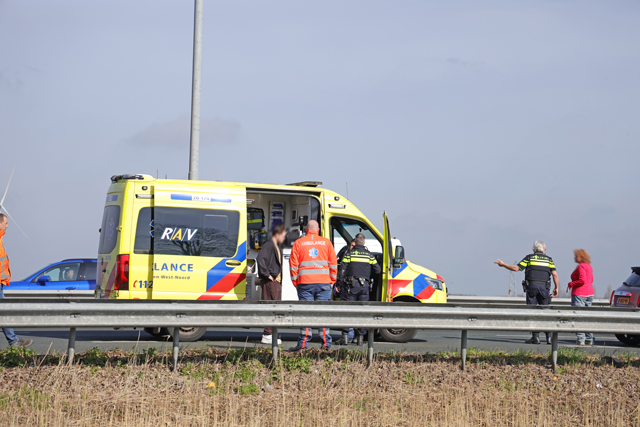 Botsing tussen auto en vrachtwagen op de A59 (Maasroute) Waalwijk