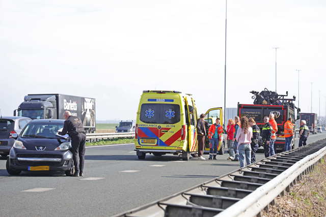 Botsing tussen auto en vrachtwagen op de A59 (Maasroute) Waalwijk