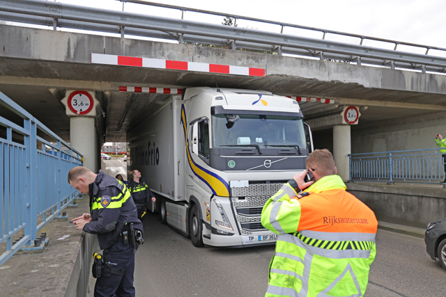 Vrachtwagen staat muurvast onder berucht viaduct aan de Hertog Janstraat Waalwijk