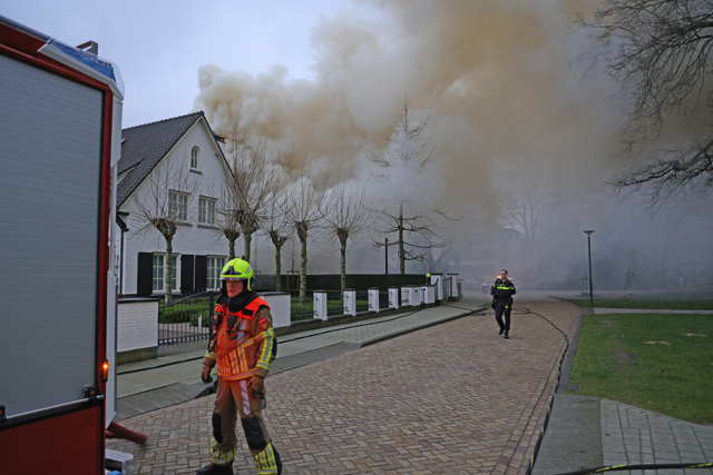 Garage gaat in vlammen op aan de Van Brederodelaan Waalwijk