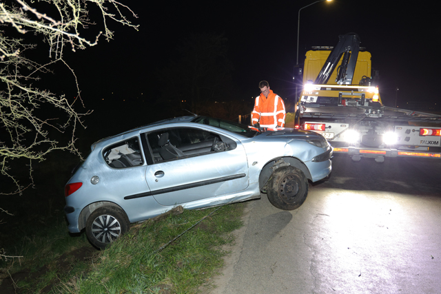 Bestuurder rijdt met auto van talud aan de Valkenvoortweg Waalwijk