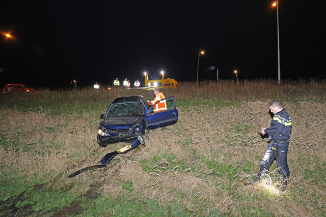 Bestuurder verliest de macht over het stuur op de Midden-Brabantweg Waalwijk