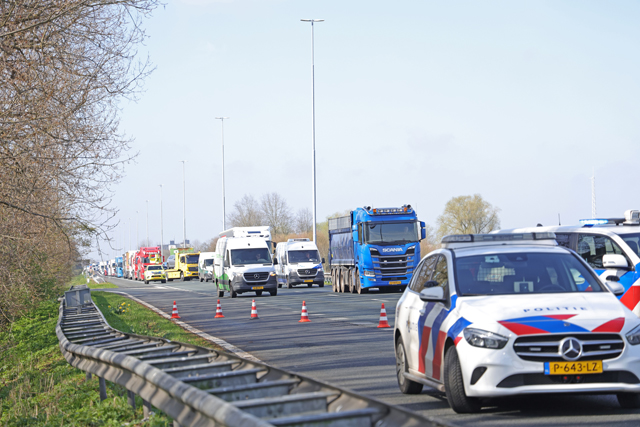 Botsing tussen auto en vrachtwagen op de A59 (Maasroute) Waalwijk