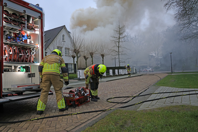 Garage gaat in vlammen op aan de Van Brederodelaan Waalwijk
