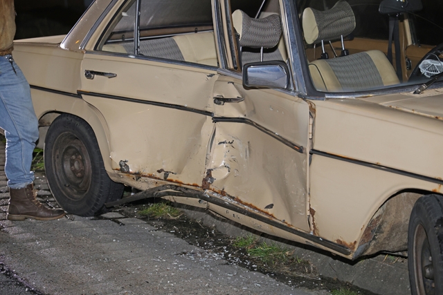 Mercedes-Benz uit 1974 total loss aan de Noorder-Allee Waalwijk