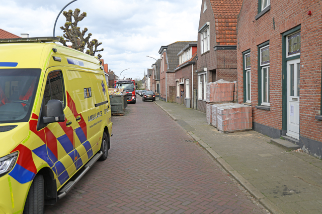 Man zit met voet bekneld tussen trapleuning aan het Westeinde Waalwijk
