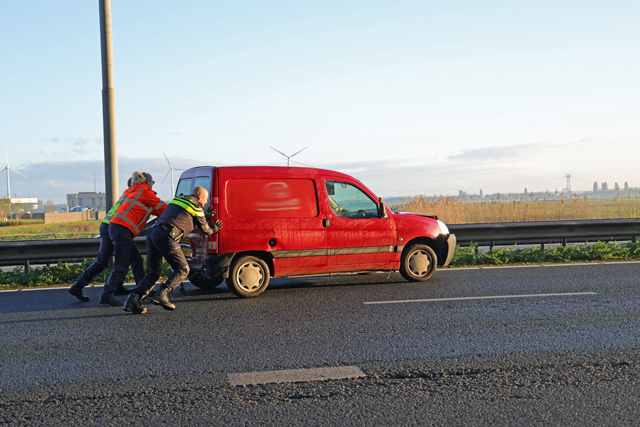 Drie auto’s botsen op elkaar op de A59 (Maasroute) Waalwijk