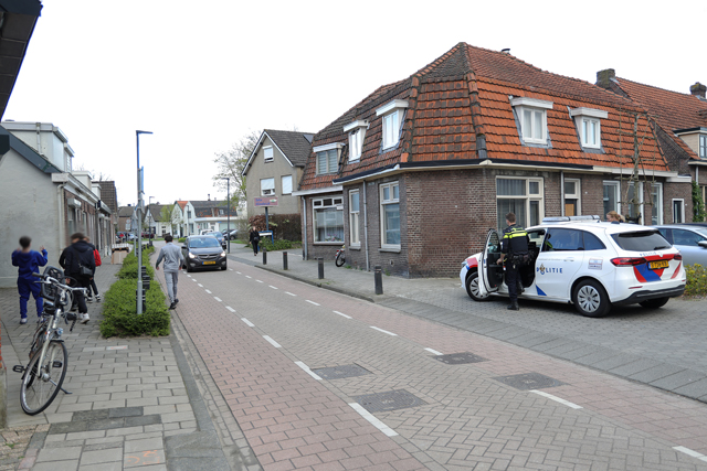 Brandweer bevrijdt jongen uit slooppand aan de Eerste Zeine Waalwijk